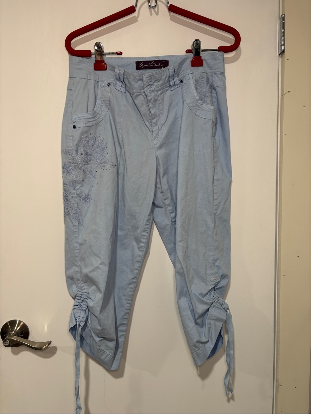 Y2K Gloria Vanderbilt Light Blue Embroidered Capri Chinos